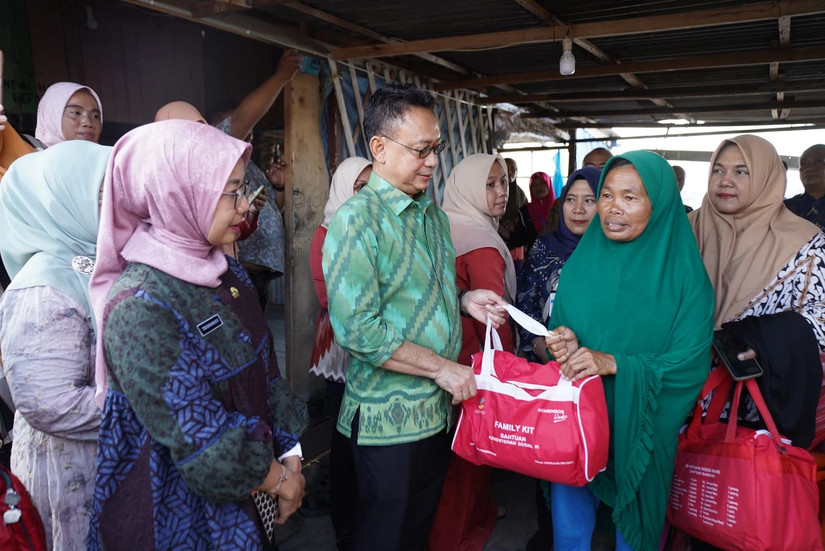 Rumah Warga Roboh Dihantam Ombak Kapal, Wali Kota Tinjau dan Beri Bantuan Rumah Warga Roboh Dihantam Ombak Kapal, Wali Kota Tinjau dan Beri Bantuan