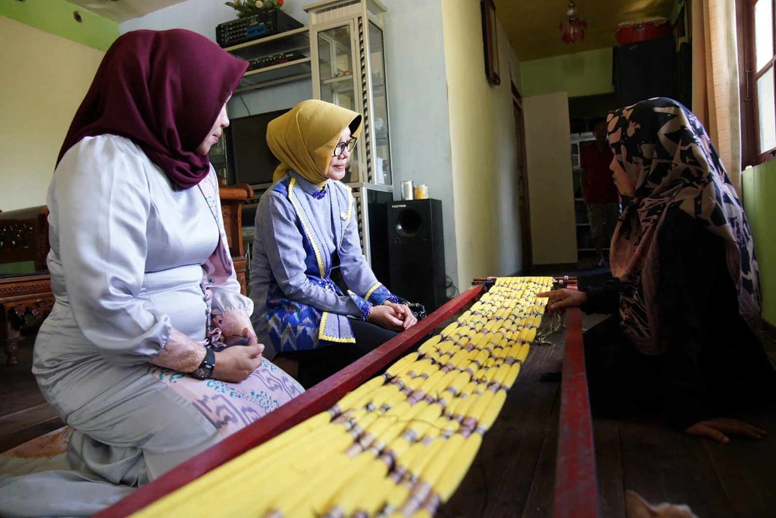 Dekranasda Pontianak Timba Ilmu Tenun di Sambas Dekranasda Pontianak Timba Ilmu Tenun di Sambas