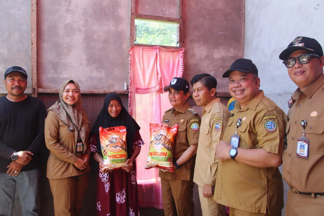 Pemkot Salurkan Bantuan Petani Terdampak Puting Beliung Pemkot Salurkan Bantuan Petani Terdampak Puting Beliung