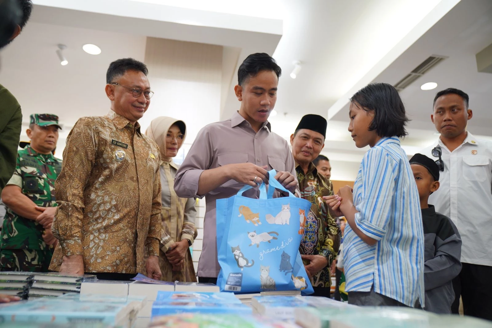 Gibran Belanja Buku Bareng Anak Yatim dan Siswa Sekolah Rakyat di Megamal Gibran Belanja Buku Bareng Anak Yatim dan Siswa Sekolah Rakyat di Megamal