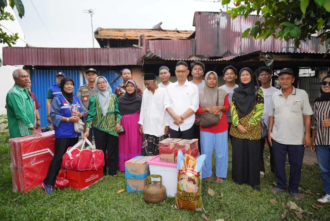 Wako Edi Serahkan Bantuan untuk Korban Kebakaran di Dua Titik Wako Edi Serahkan Bantuan untuk Korban Kebakaran di Dua Titik