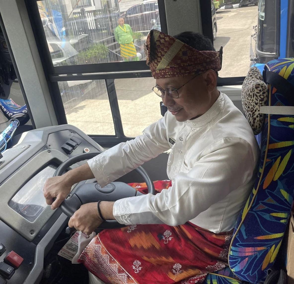 Momen Unik Edi Kamtono Setir Bus Hadiri Sidang Paripurna DPRD