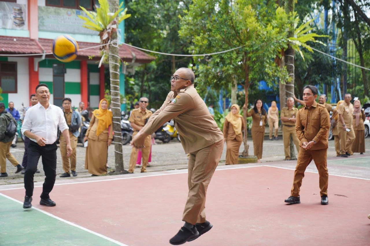 Momen Kebersamaan, Wako dan Wawako Tanding Voli Melawan ASN