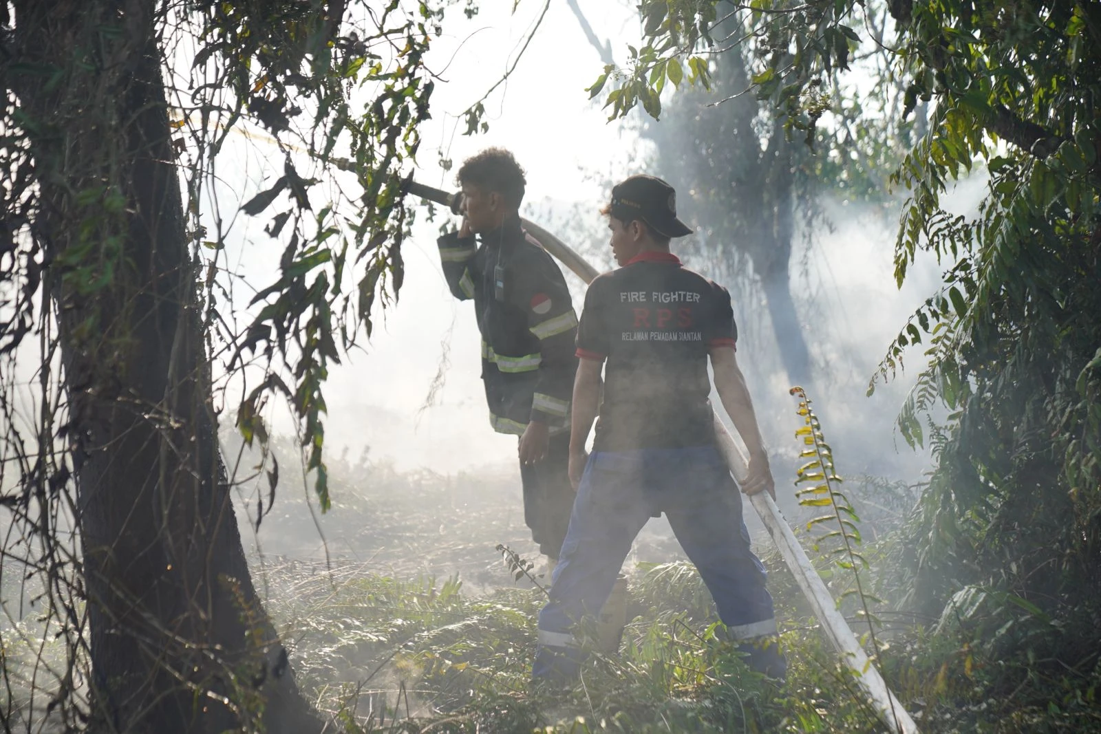 Edi Tinjau Kebakaran di Batas Kota