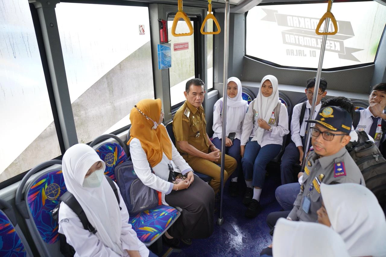 Pj Wako Imbau Siswa Naik Bus Gratis ke Sekolah Pj Wako Imbau Siswa Naik Bus Gratis ke Sekolah