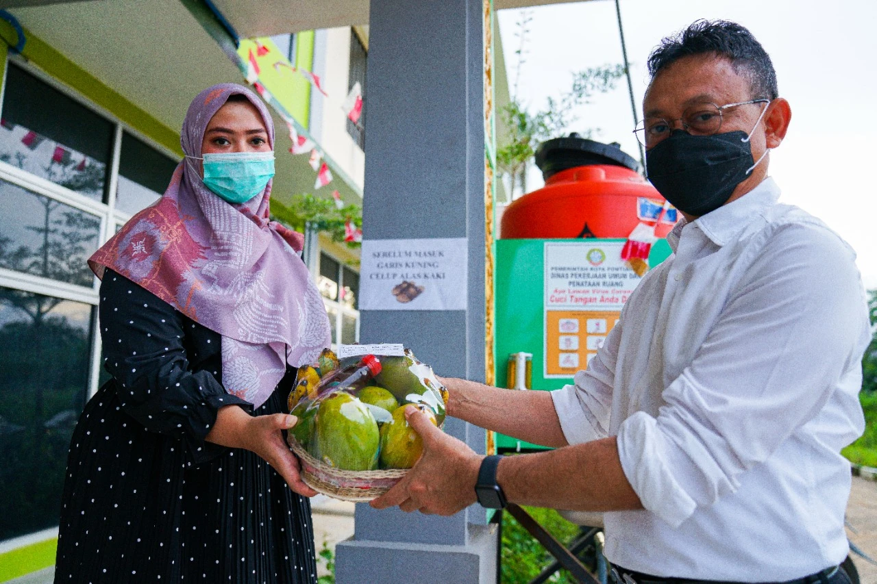 Semangati Pasien Covid-19, Edi Bawakan Buah-buahan ke Rusunawa Semangati Pasien Covid-19, Edi Bawakan Buah-buahan ke Rusunawa