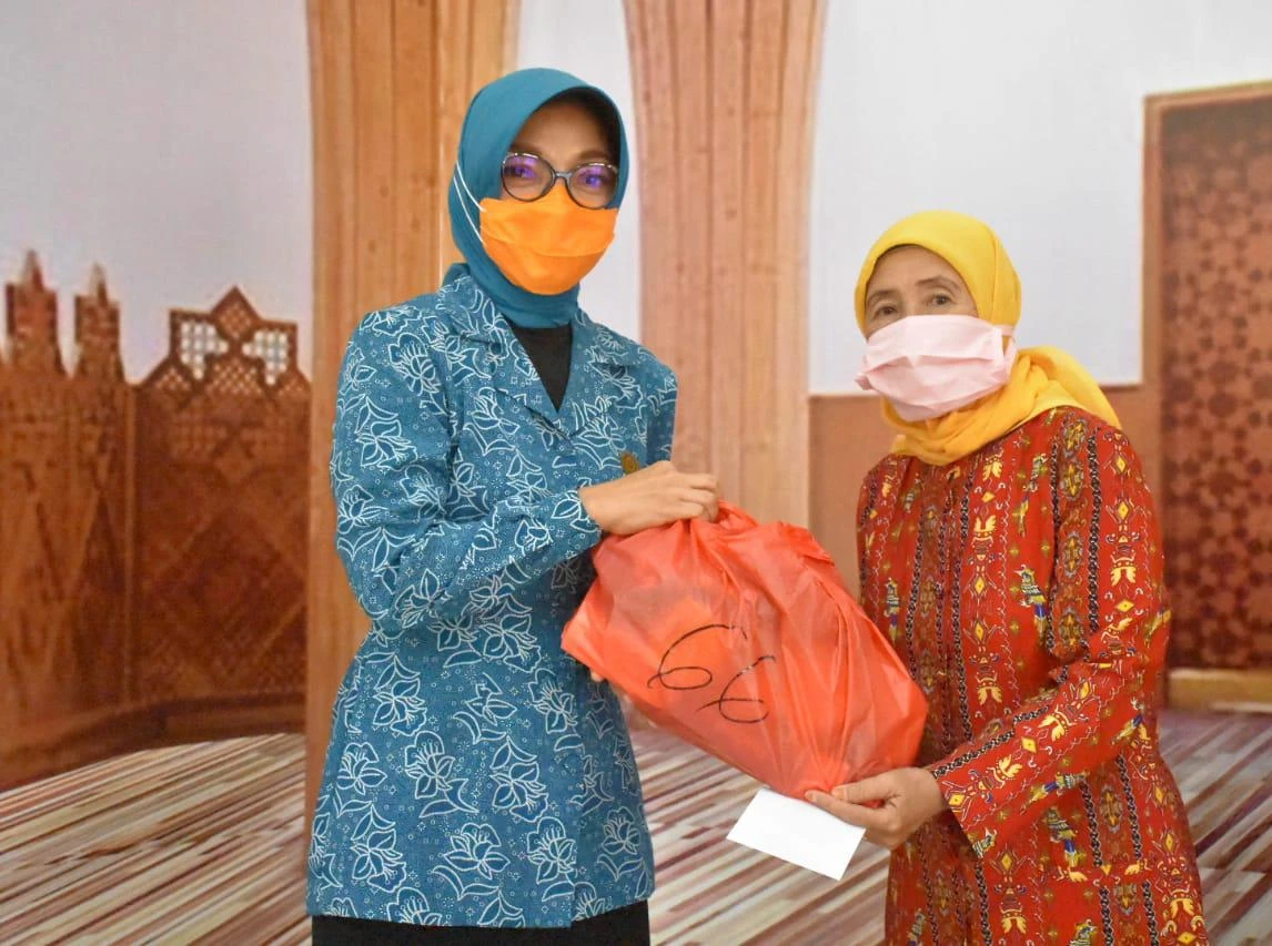 PKK Pontianak Salurkan Bantuan Ke Lansia Produktif