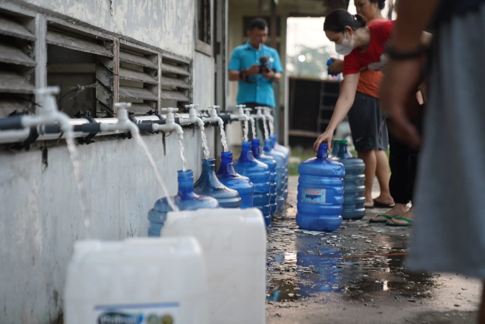 Warga Terbantu Layanan Air Tawar Gratis PDAM