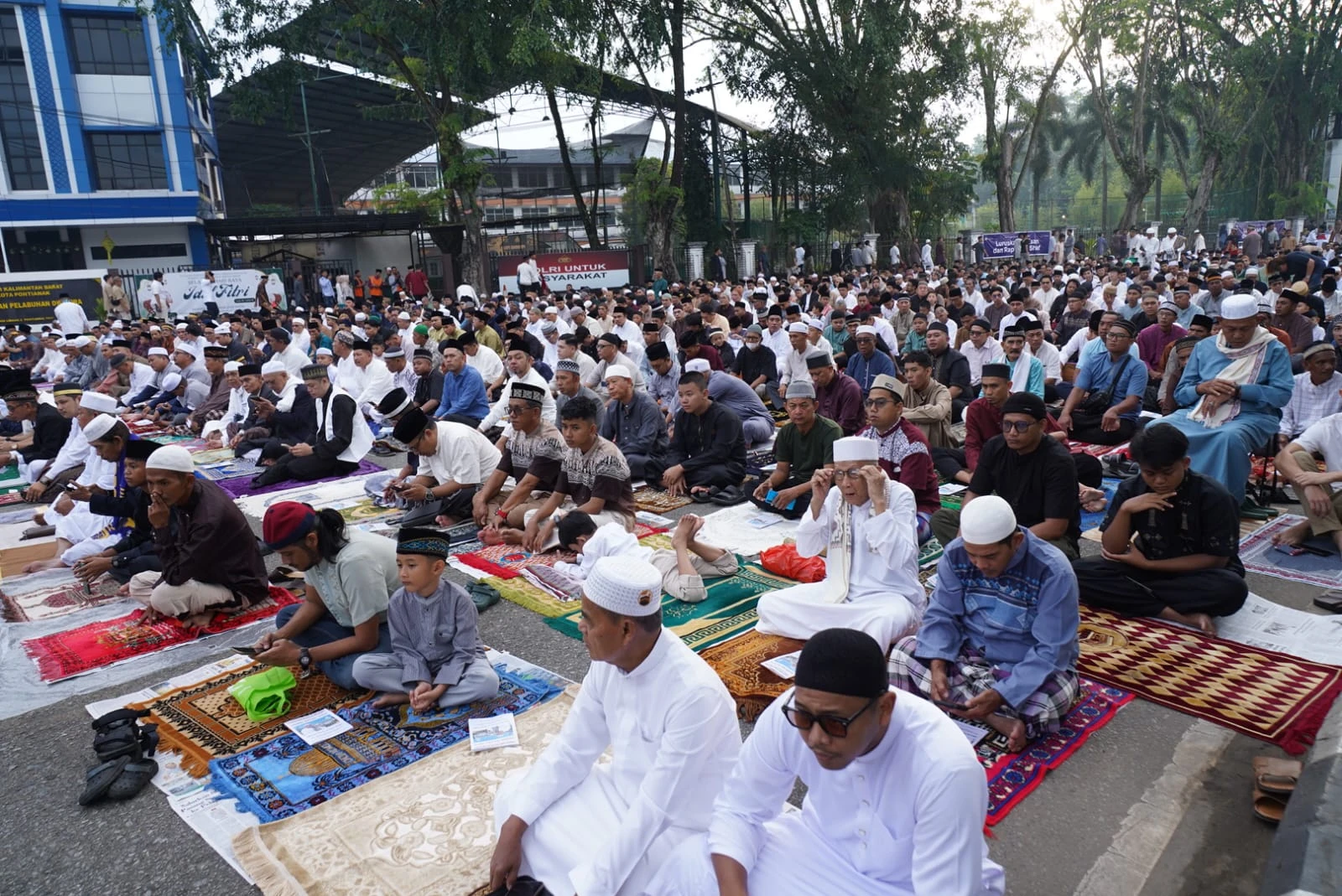 Momen Edi Kamtono dan Sutarmidji Salat Id di depan Taman Alun Kapuas