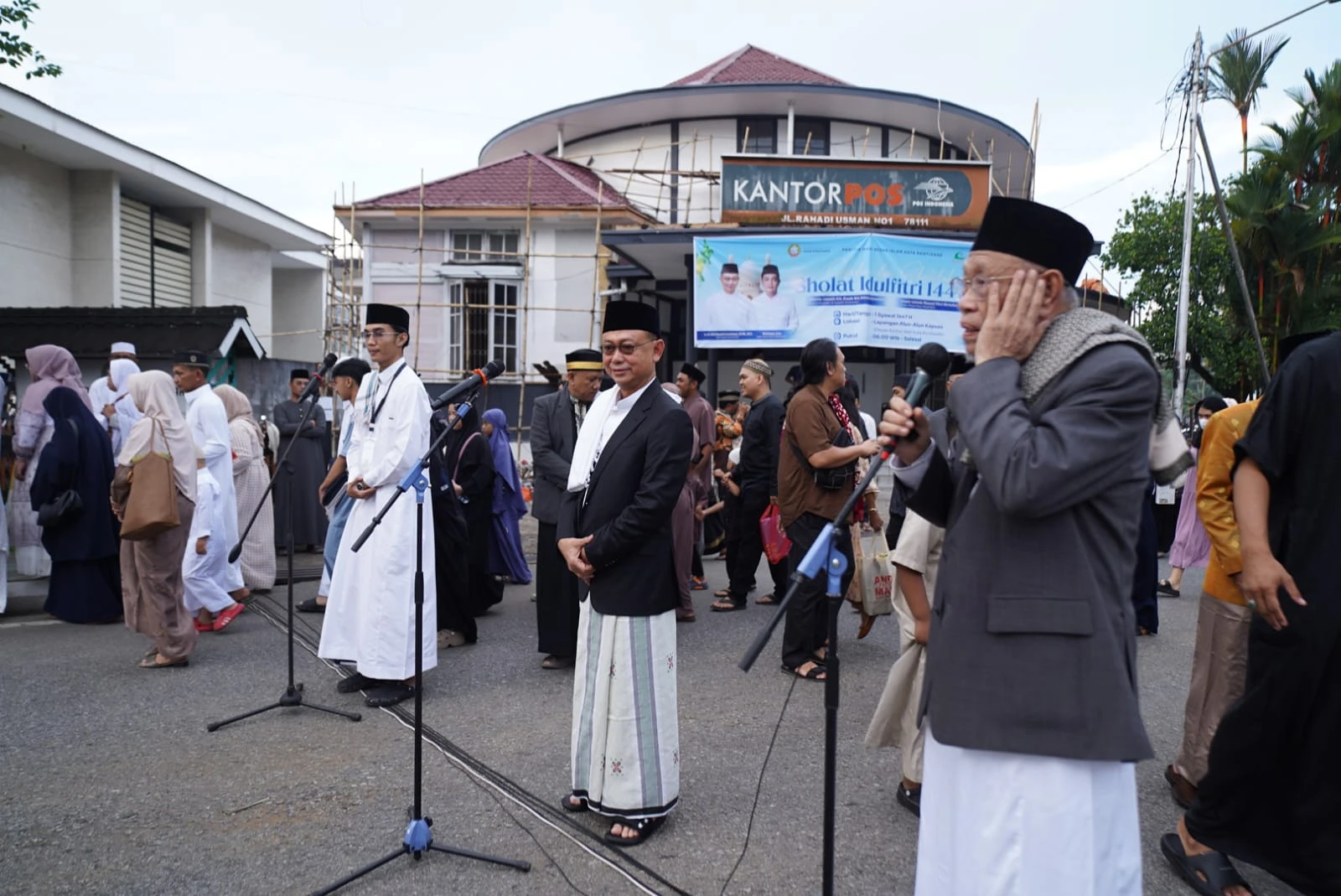Momen Edi Kamtono dan Sutarmidji Salat Id di depan Taman Alun Kapuas