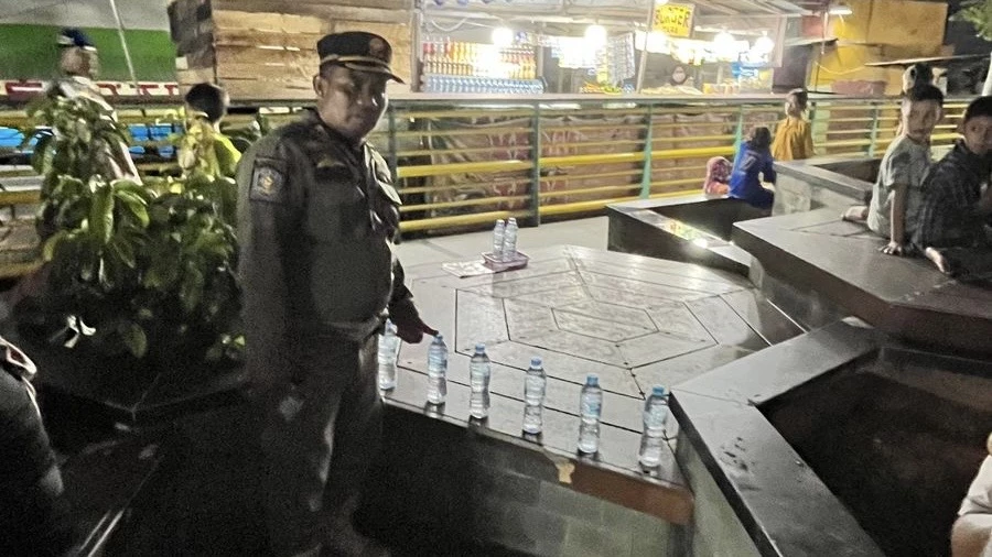 Larang Pengunjung Duduk di Waterfront, Satpol PP Tertibkan PKL Larang Pengunjung Duduk di Waterfront, Satpol PP Tertibkan PKL