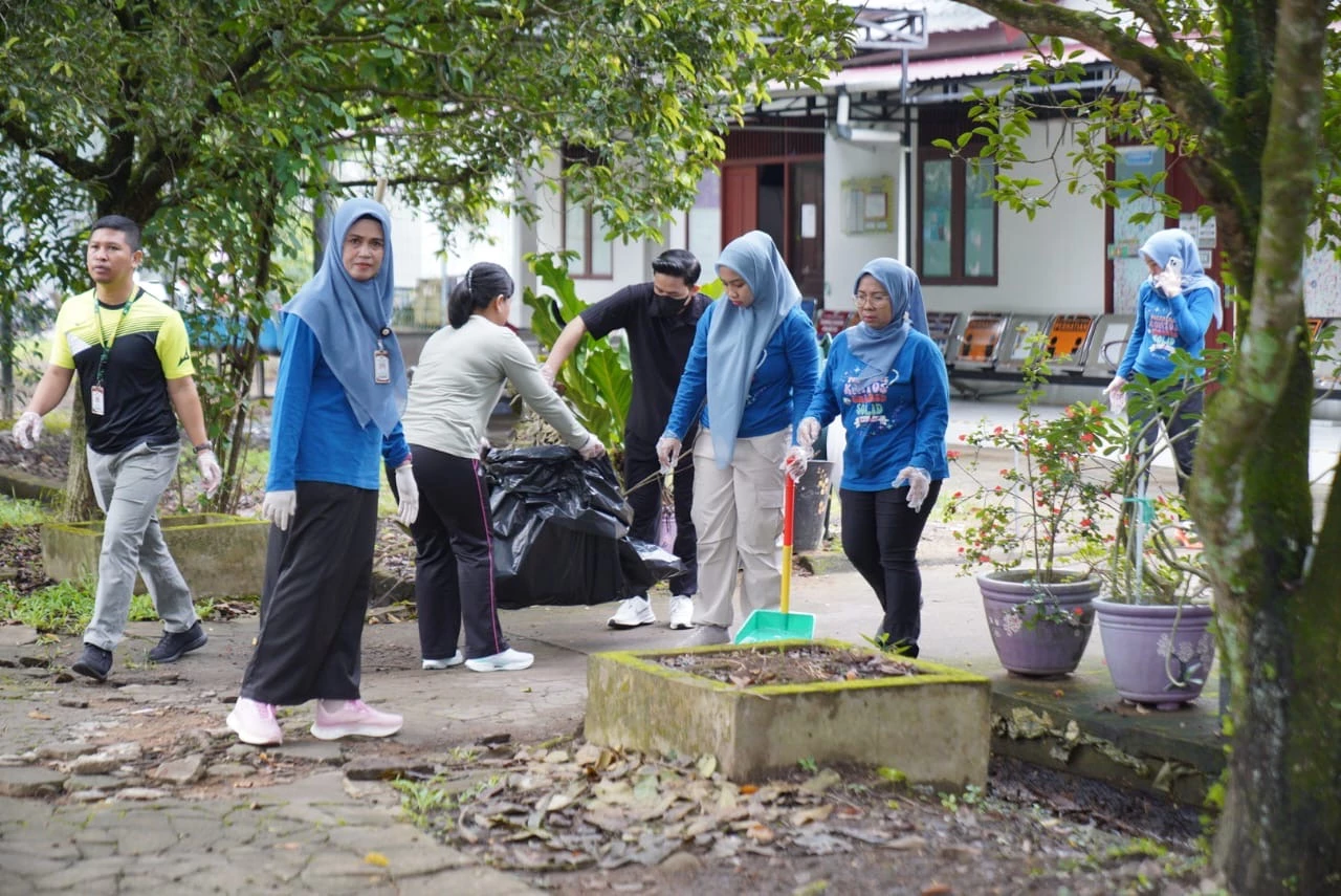 Gotong Royong Serentak Warnai Peringatan World Clean Up Day di Pontianak Gotong Royong Serentak Warnai Peringatan World Clean Up Day di Pontianak