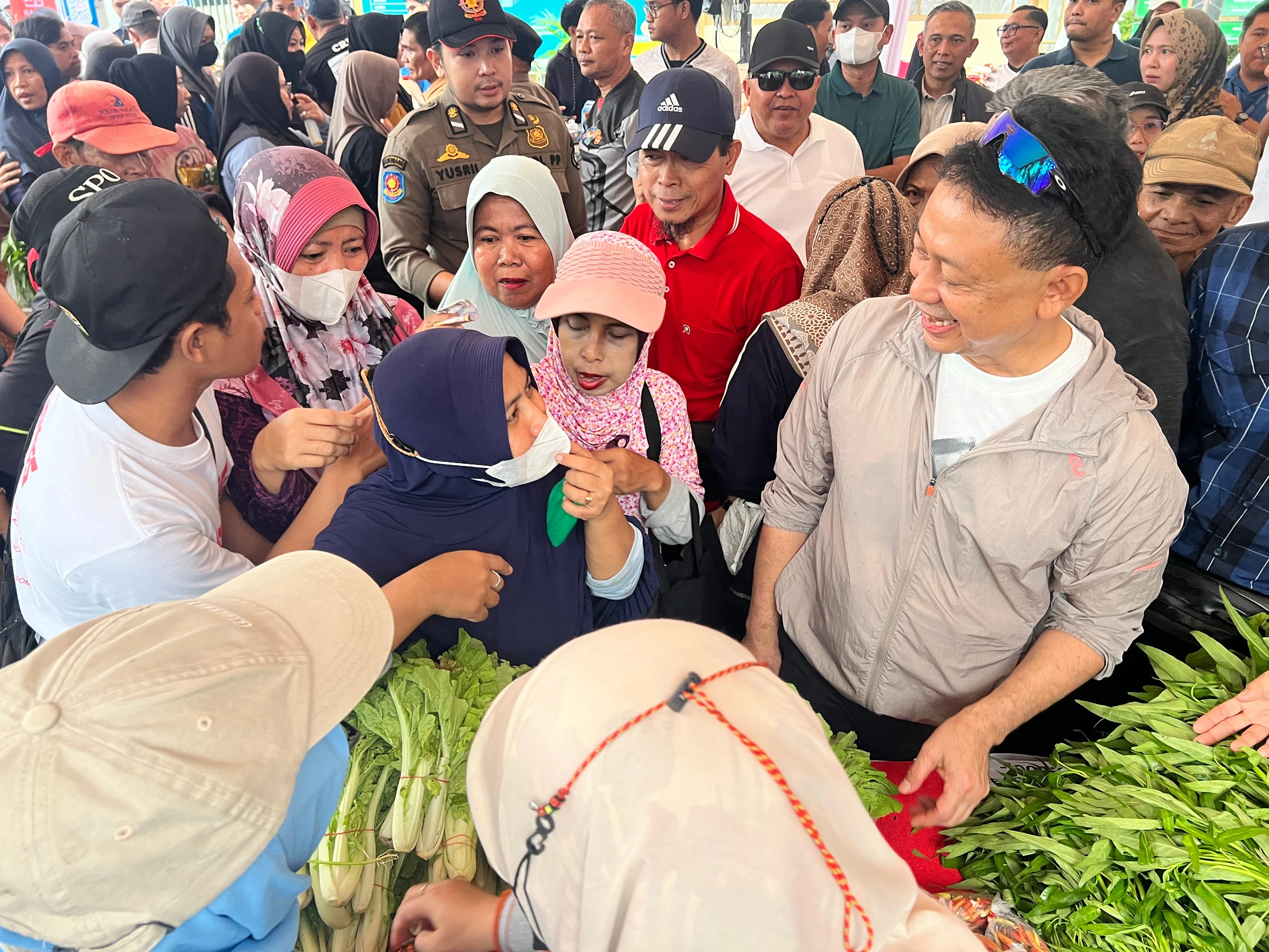Warga Serbu Sembako dan Sayur Pasar Murah Car Free Day