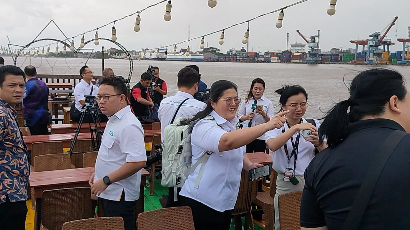 Jurnalis Malaysia Terkesan Suasana Tepian Sungai Kapuas