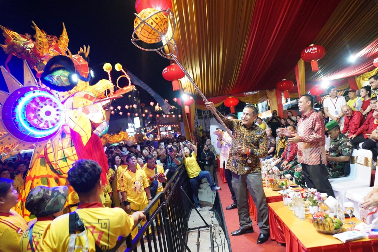 39 Naga Bersinar Tebar Pesona di Bumi Khatulistiwa 39 Naga Bersinar Tebar Pesona di Bumi Khatulistiwa