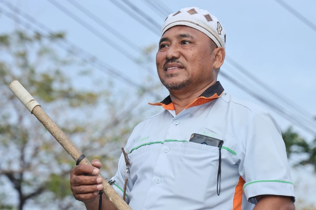 Tiga Dekade Pengabdian Satiman Menjaga Kebersihan Pontianak