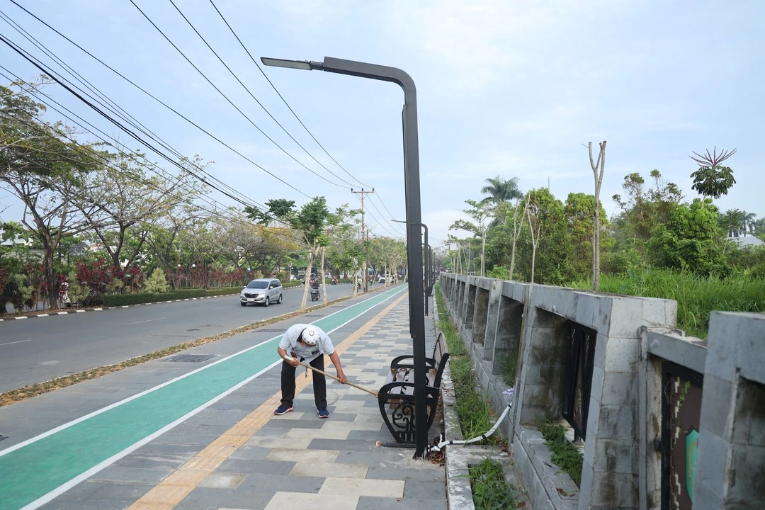 Tiga Dekade Pengabdian Satiman Menjaga Kebersihan Pontianak
