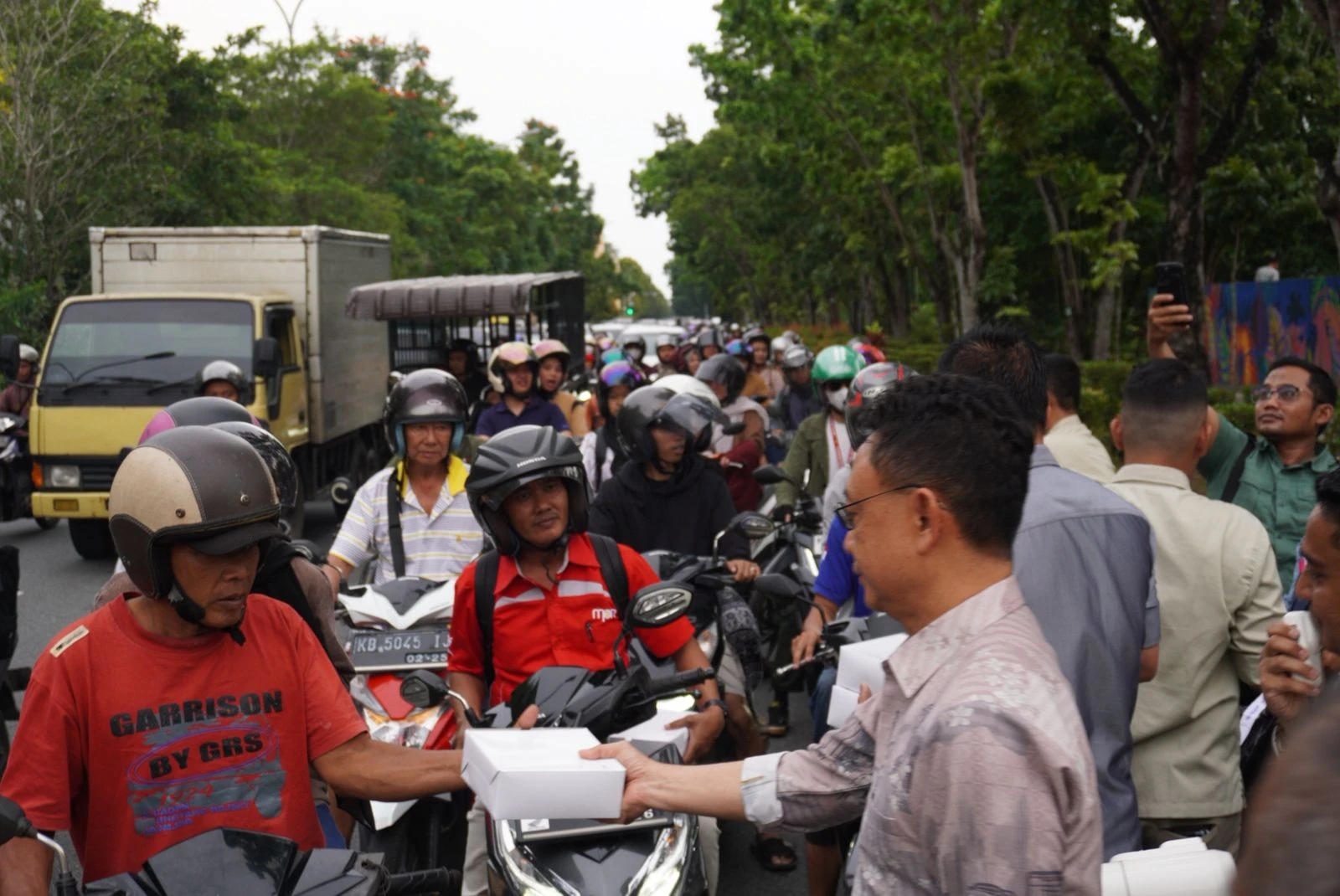 Warga Senang Dapat Takjil dari Wali Kota