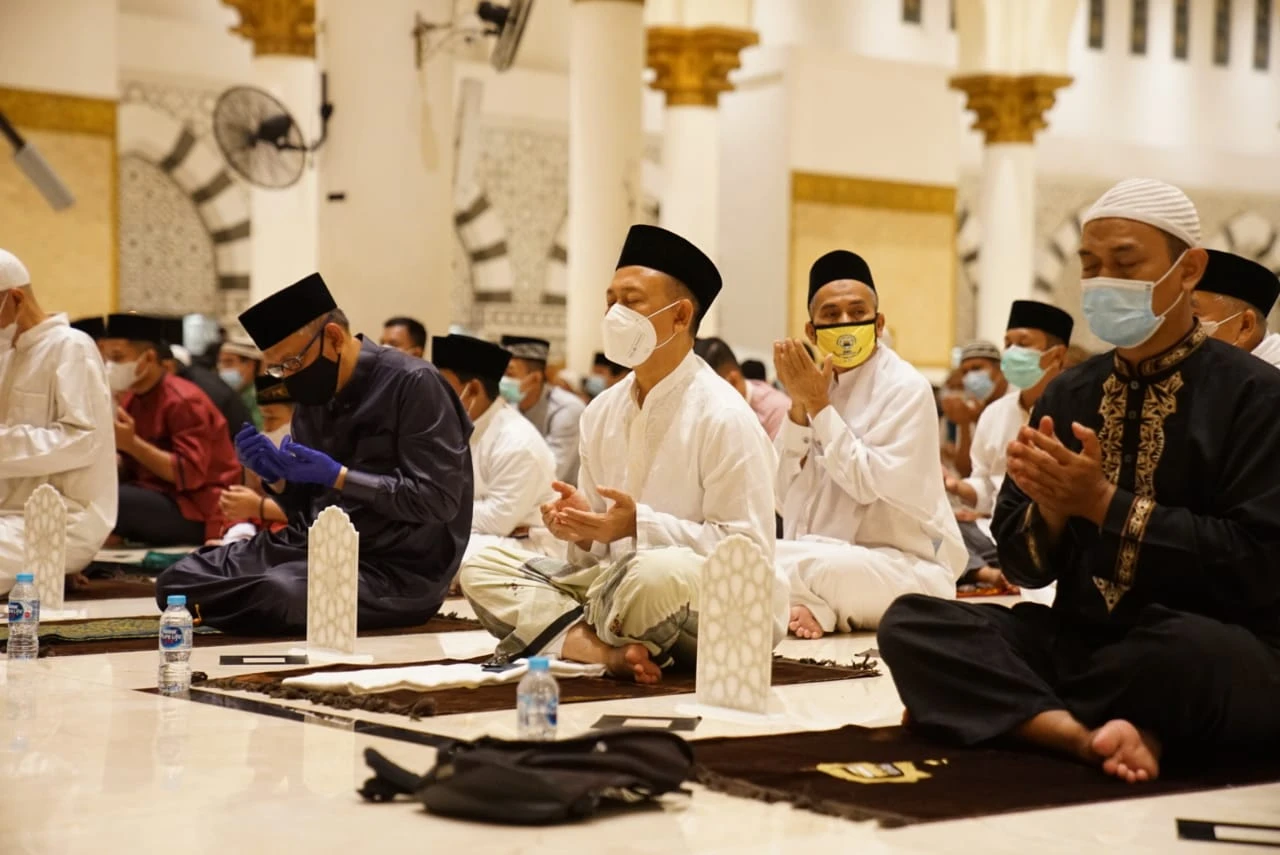 Tarawih Perdana, Wali Kota Edi Kamtono Salat di Masjid Raya Mujahidin
