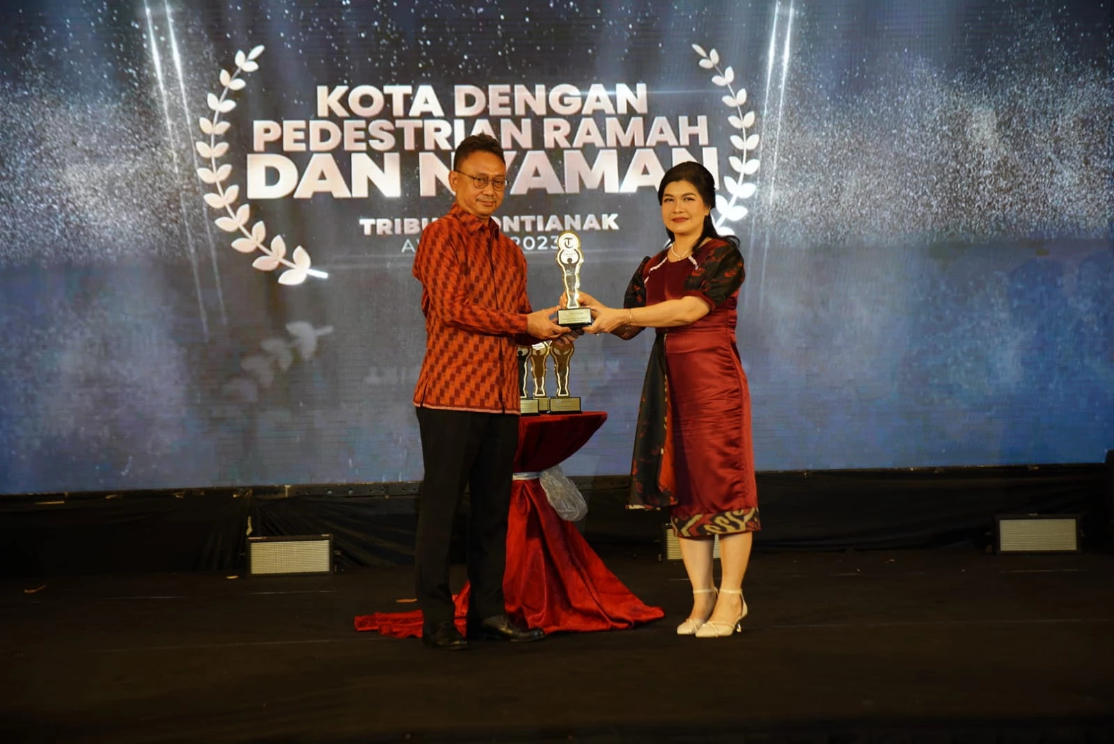 Dulang 6 Kategori Tribun Awards, Edi Kamtono : Terus Berbuat Demi Pontianak Lebih Maju Dulang 6 Kategori Tribun Awards, Edi Kamtono : Terus Berbuat Demi Pontianak Lebih Maju