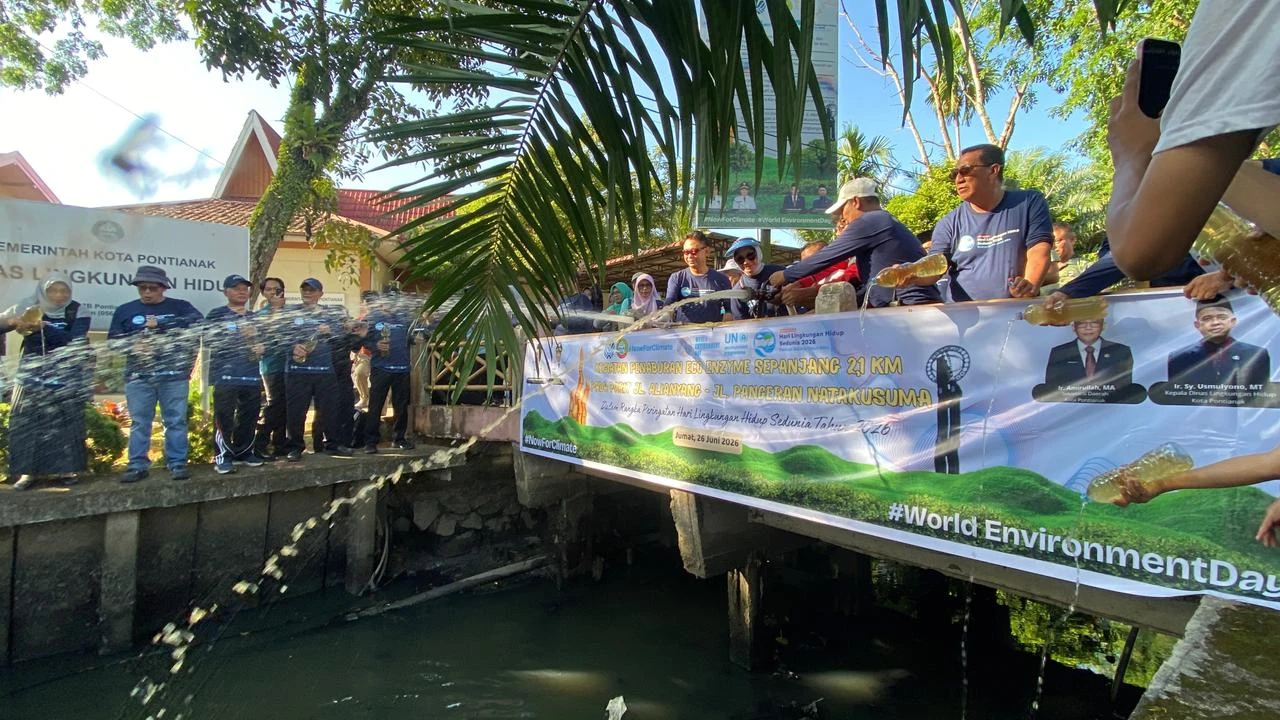 Penaburan Eco Enzyme Upaya Jaga Parit Bersih