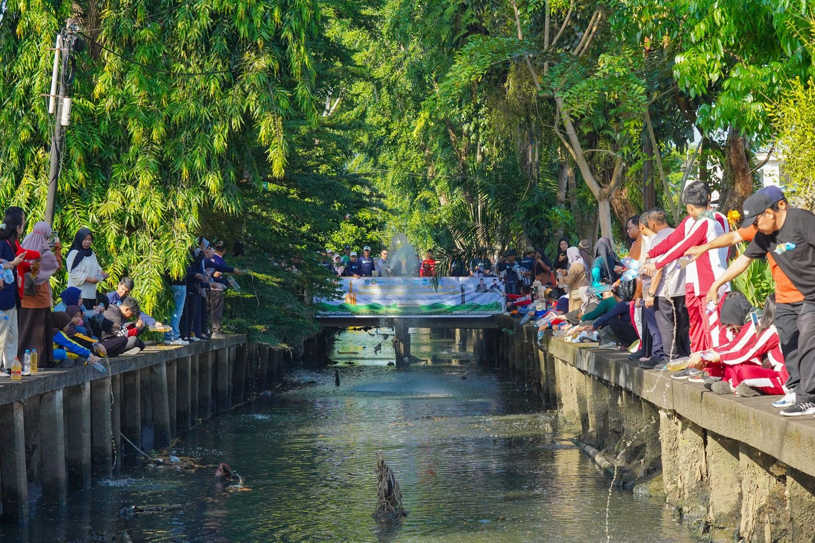 Penaburan Eco Enzyme Upaya Jaga Parit Bersih