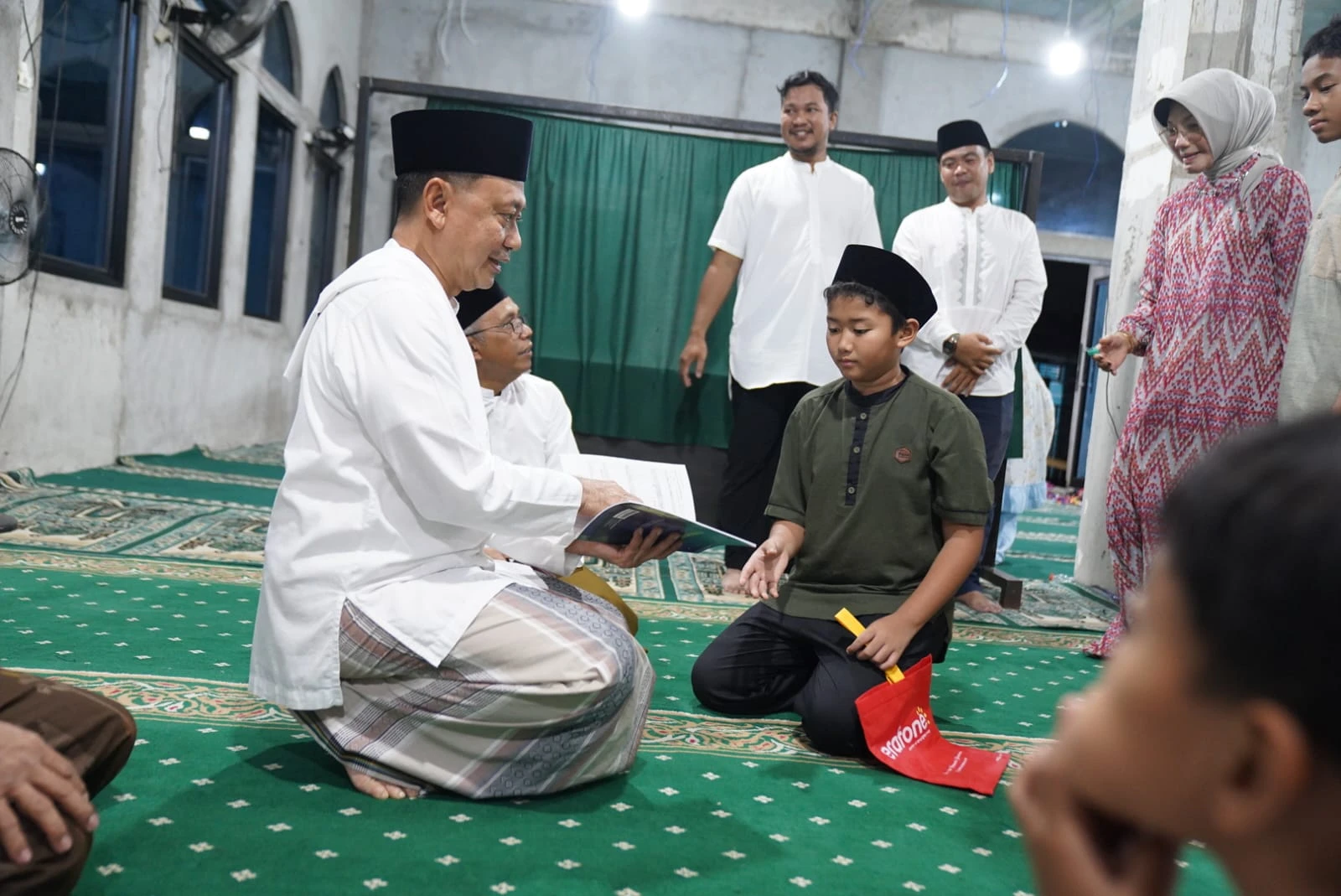 Teken Buku Hadir Tarawih Siswa, Edi : Bagian dari Pembinaan Karakter Religius