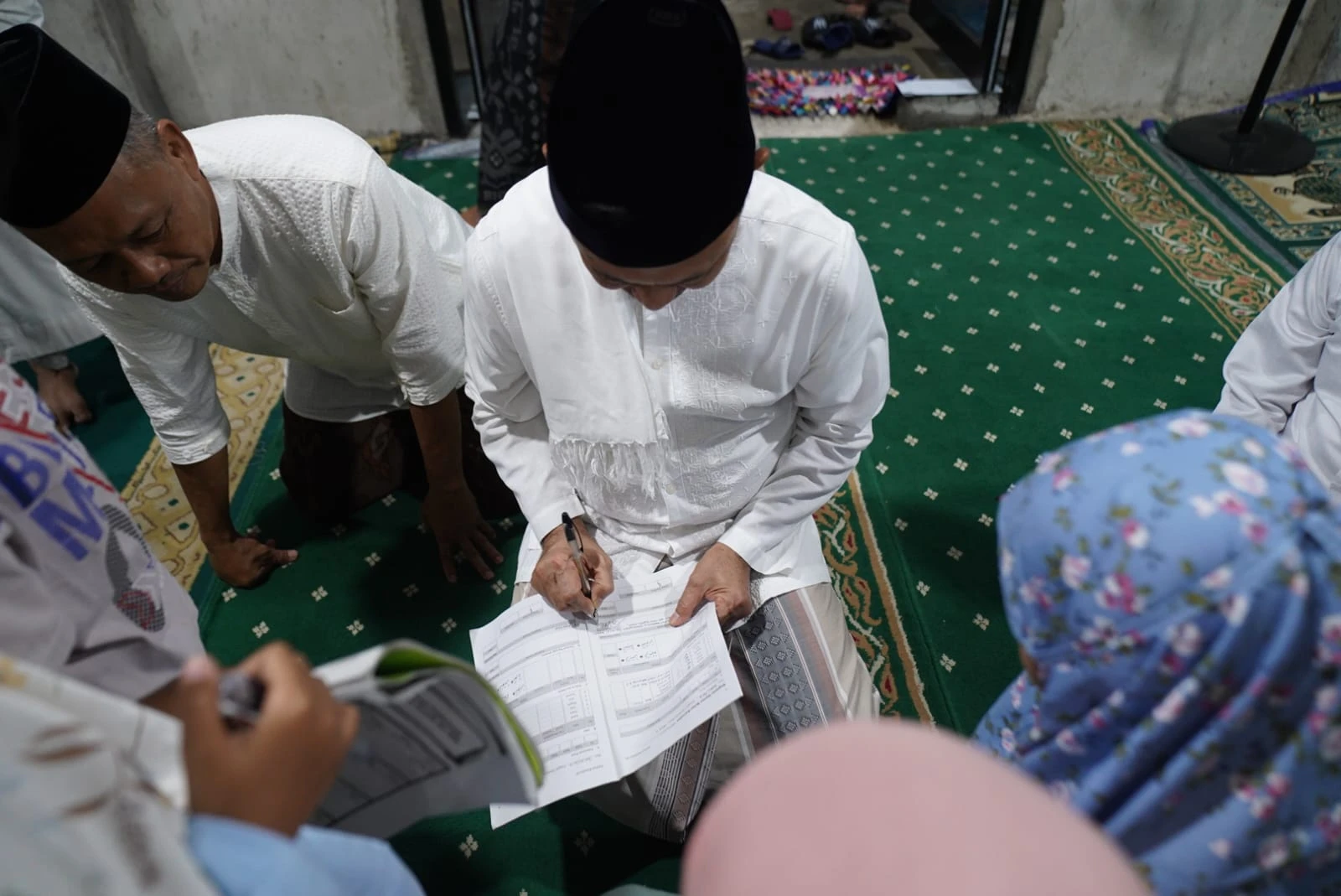 Teken Buku Hadir Tarawih Siswa, Edi : Bagian dari Pembinaan Karakter Religius