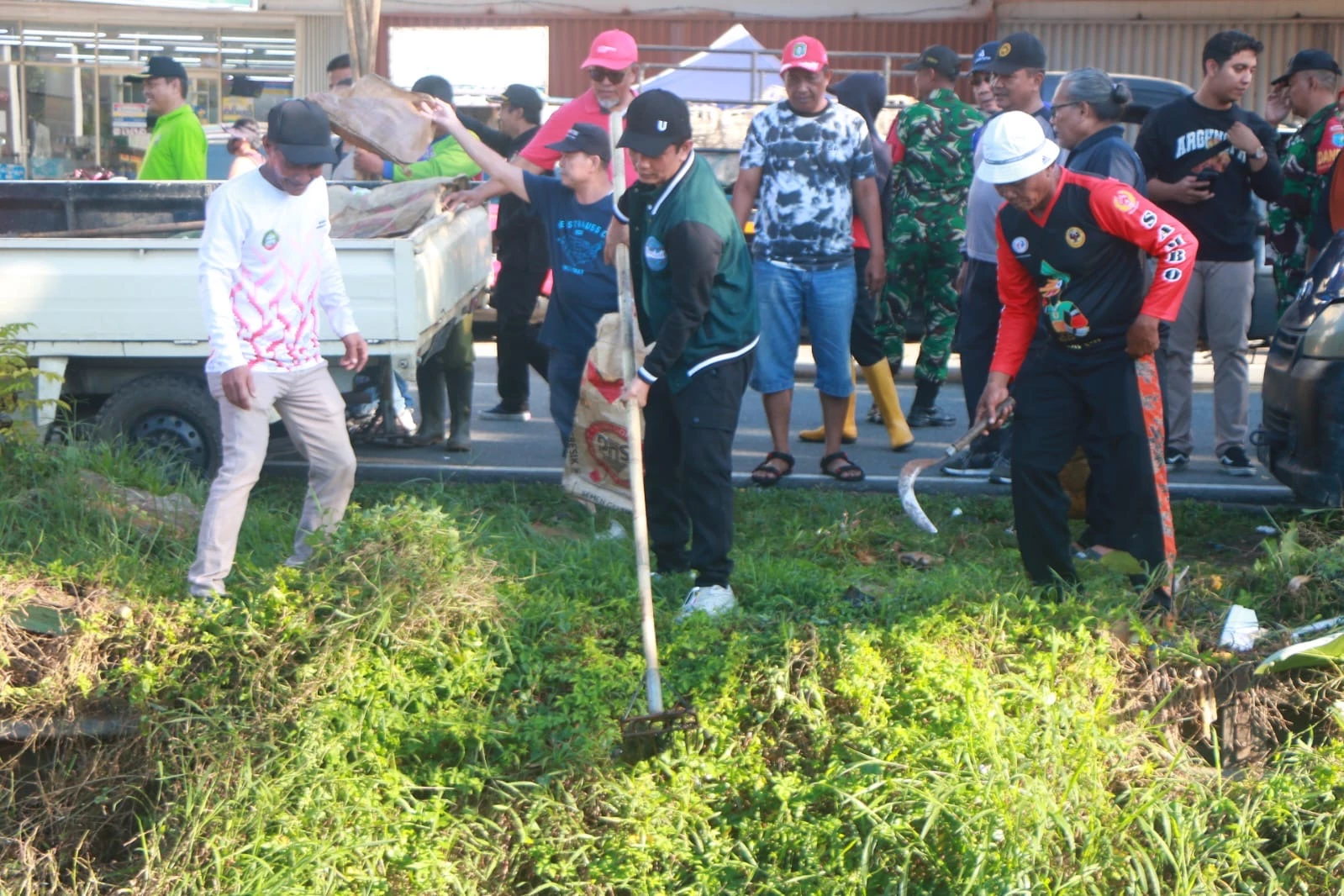 Edi Kamtono Ajak Warga Hidupkan Semangat Gotong Royong Lingkungan Edi Kamtono Ajak Warga Hidupkan Semangat Gotong Royong Lingkungan