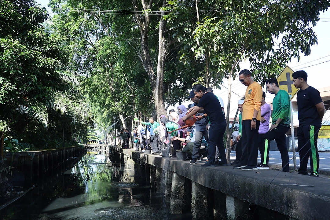 DLH Uji Coba Penaburan Eco Enzym Bersihkan Parit dan Kurangi Bau