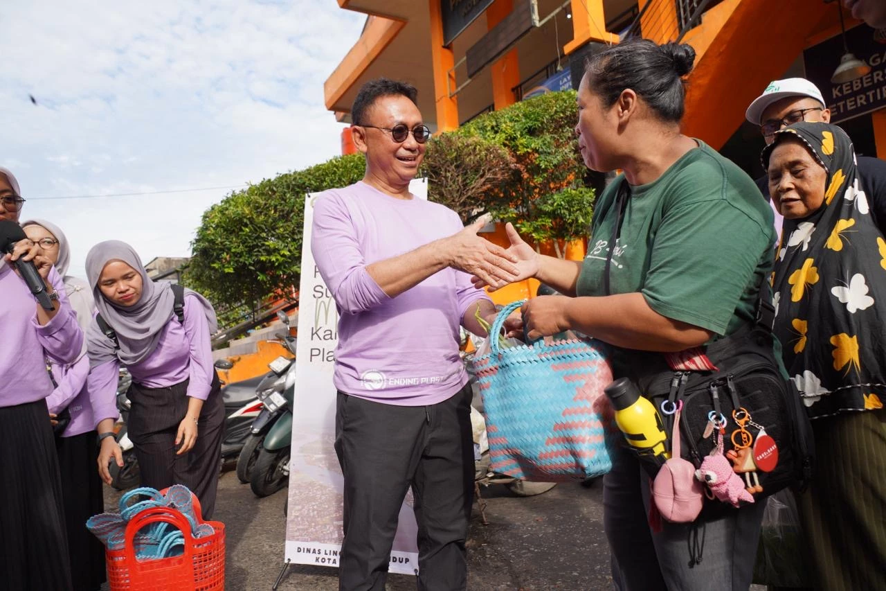 Wako Bagikan Tas Belanja Gratis di Pasar Kemuning Wako Bagikan Tas Belanja Gratis di Pasar Kemuning