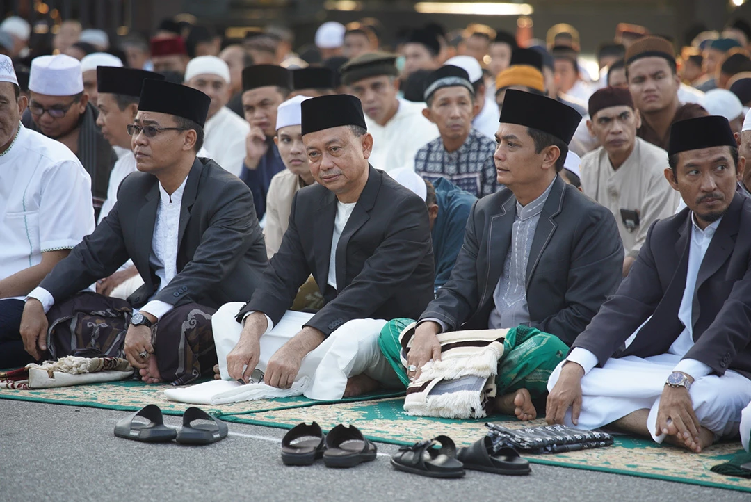 Jamaah Salat Iduladha Tumpah Ruah di Jalan Rahadi Usman