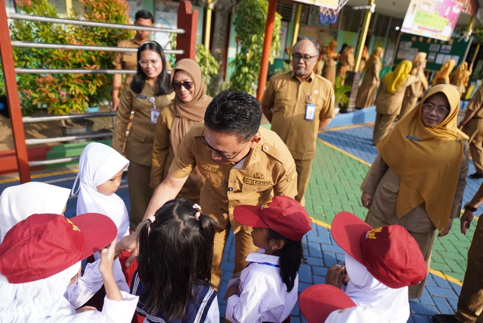 Hari Pertama Sekolah, Para Ayah di Pontianak Hadir Dampingi Anak Mereka