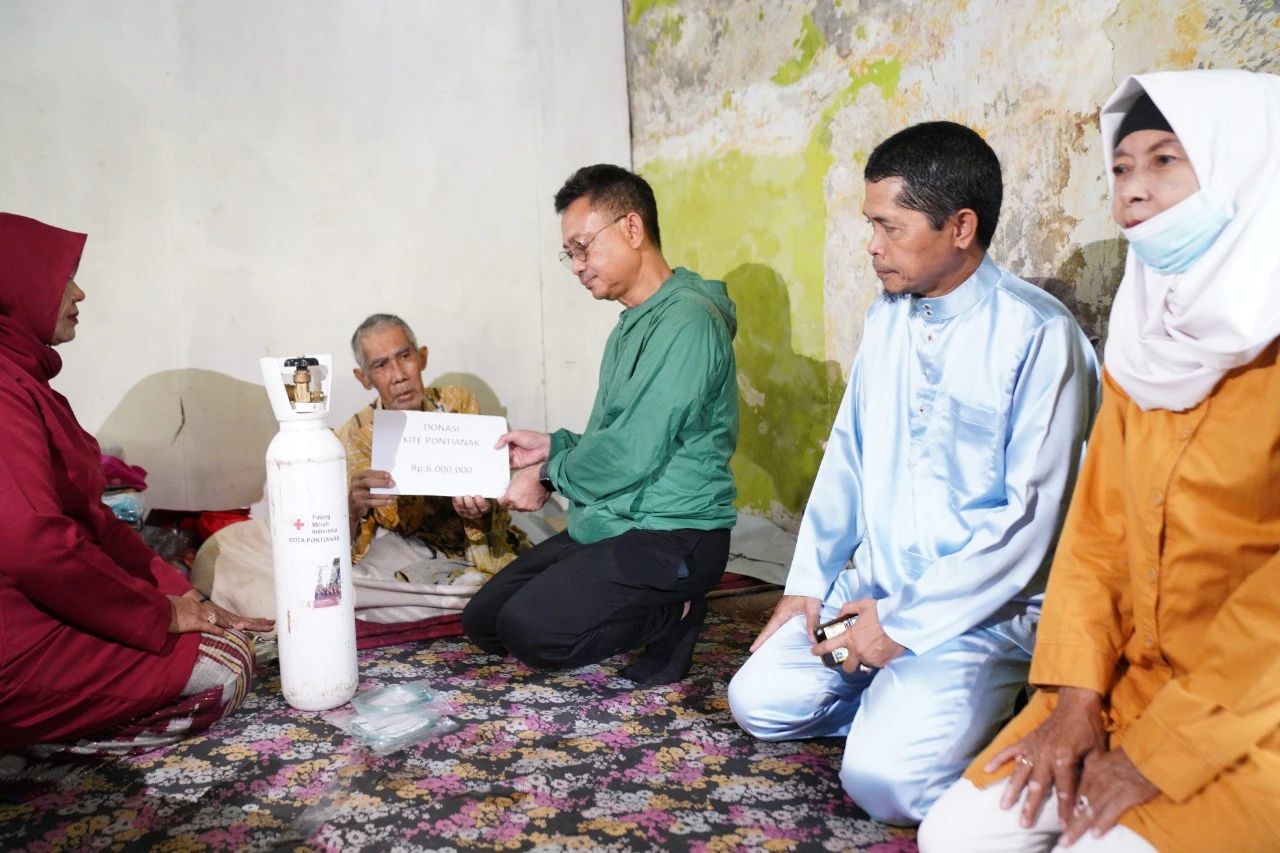 Sambangi Rumah Zulkifli, Wako Edi Kamtono Serahkan Bantuan Sambangi Rumah Zulkifli, Wako Edi Kamtono Serahkan Bantuan