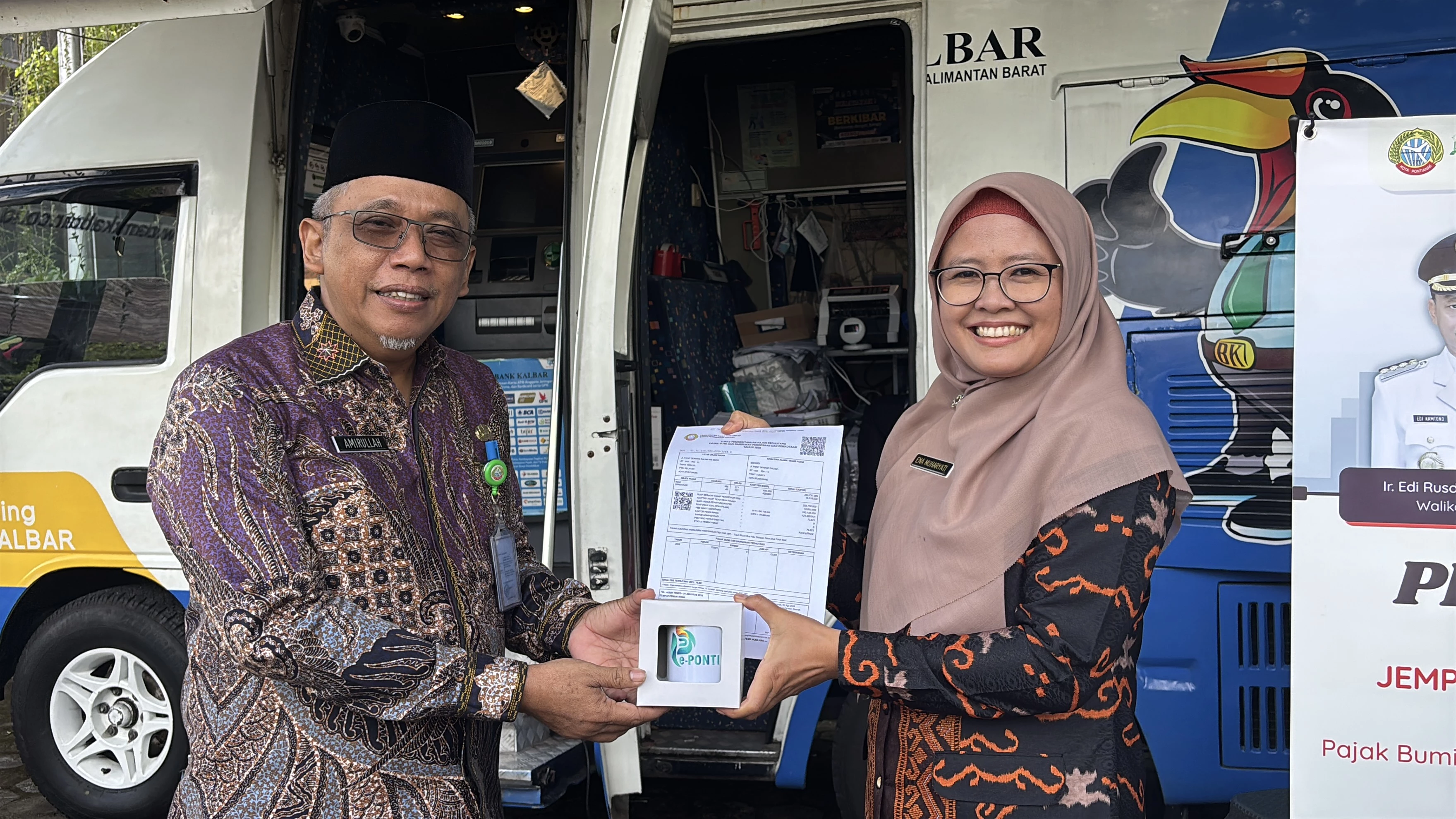 ASN Pemkot Antusias Bayar PBB dan Pajak Kendaraan di Halaman Kantor Wali Kota ASN Pemkot Antusias Bayar PBB dan Pajak Kendaraan di Halaman Kantor Wali Kota