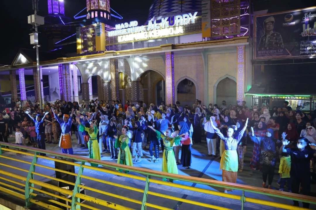 Larut Berjepin, Masyarakat Nikmati Alunan Musik Melayu di Tepian Sungai Kapuas Larut Berjepin, Masyarakat Nikmati Alunan Musik Melayu di Tepian Sungai Kapuas