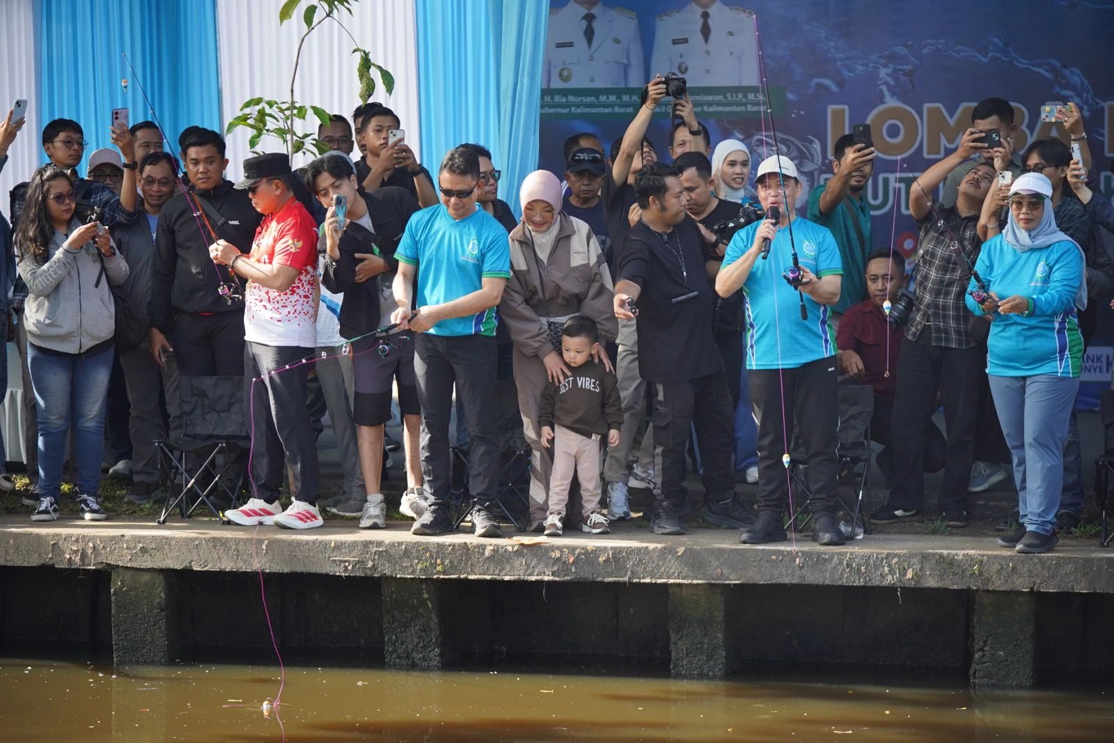 Wako Edi Mancing Bareng Ribuan Peserta Lomba di Parit Sungai Jawi
