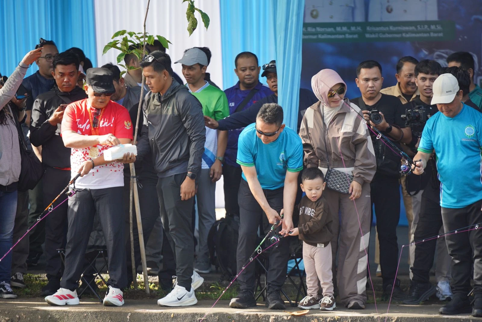 Wako Edi Mancing Bareng Ribuan Peserta Lomba di Parit Sungai Jawi