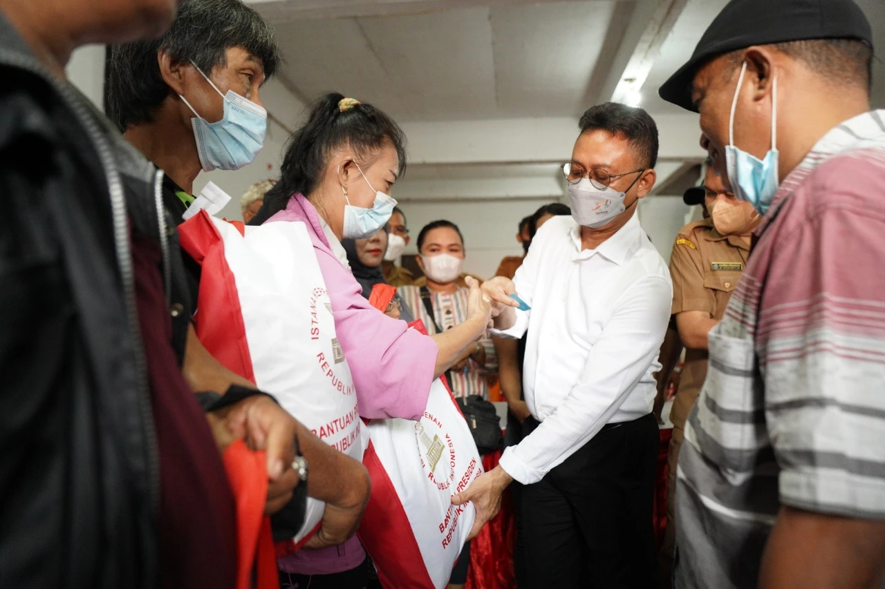 Serahkan Paket Bantuan ke Pedagang Flamboyan, Wako Edi Sampaikan Salam dari Presiden