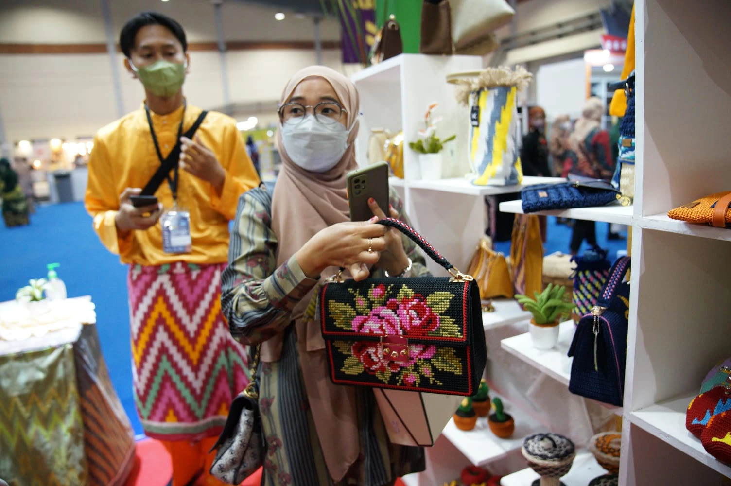 Tas Sulam Kristik Kombinasi Rajutan Pikat Pengunjung INACRAFT