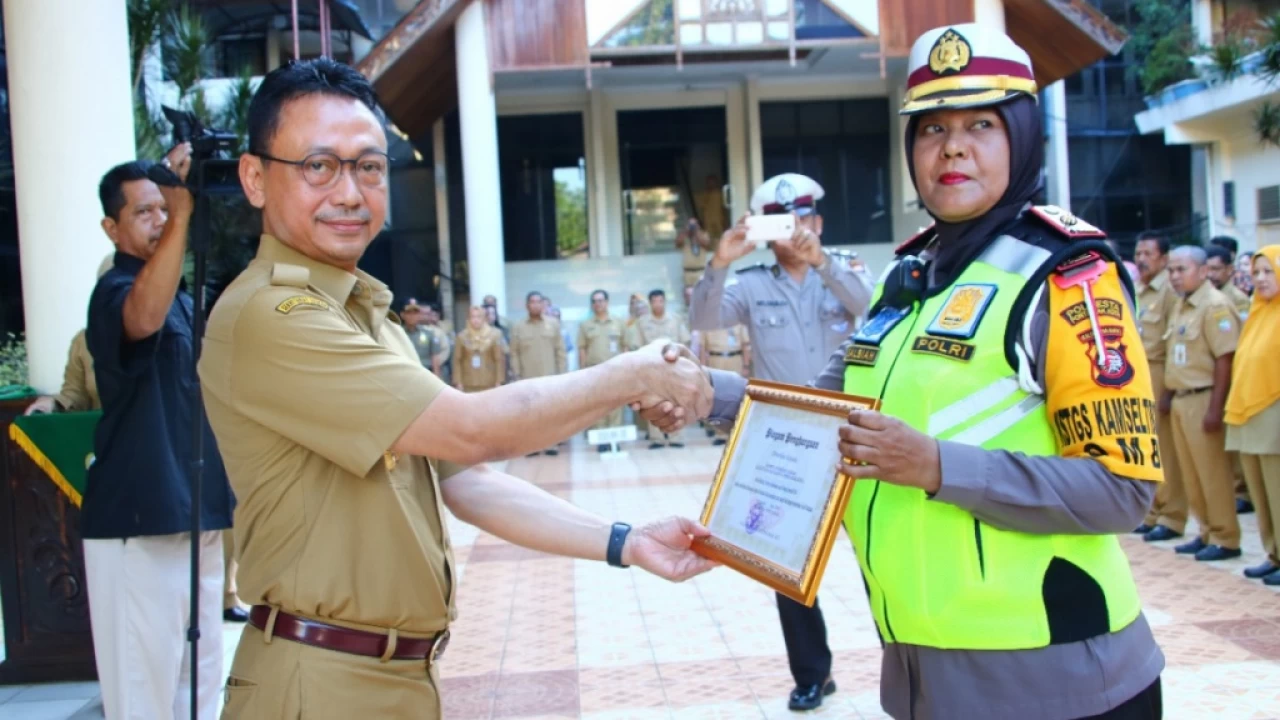 Kompol Syarifah Salbiah Diganjar Penghargaan oleh Pemkot Pontianak Kompol Syarifah Salbiah Diganjar Penghargaan oleh Pemkot Pontianak
