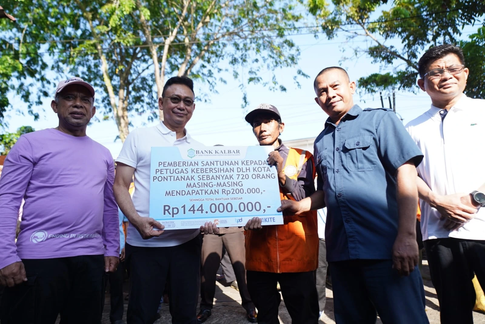 Senyum Para Penjaga Kota, Abdullah Senang Dapat Paket Lebaran