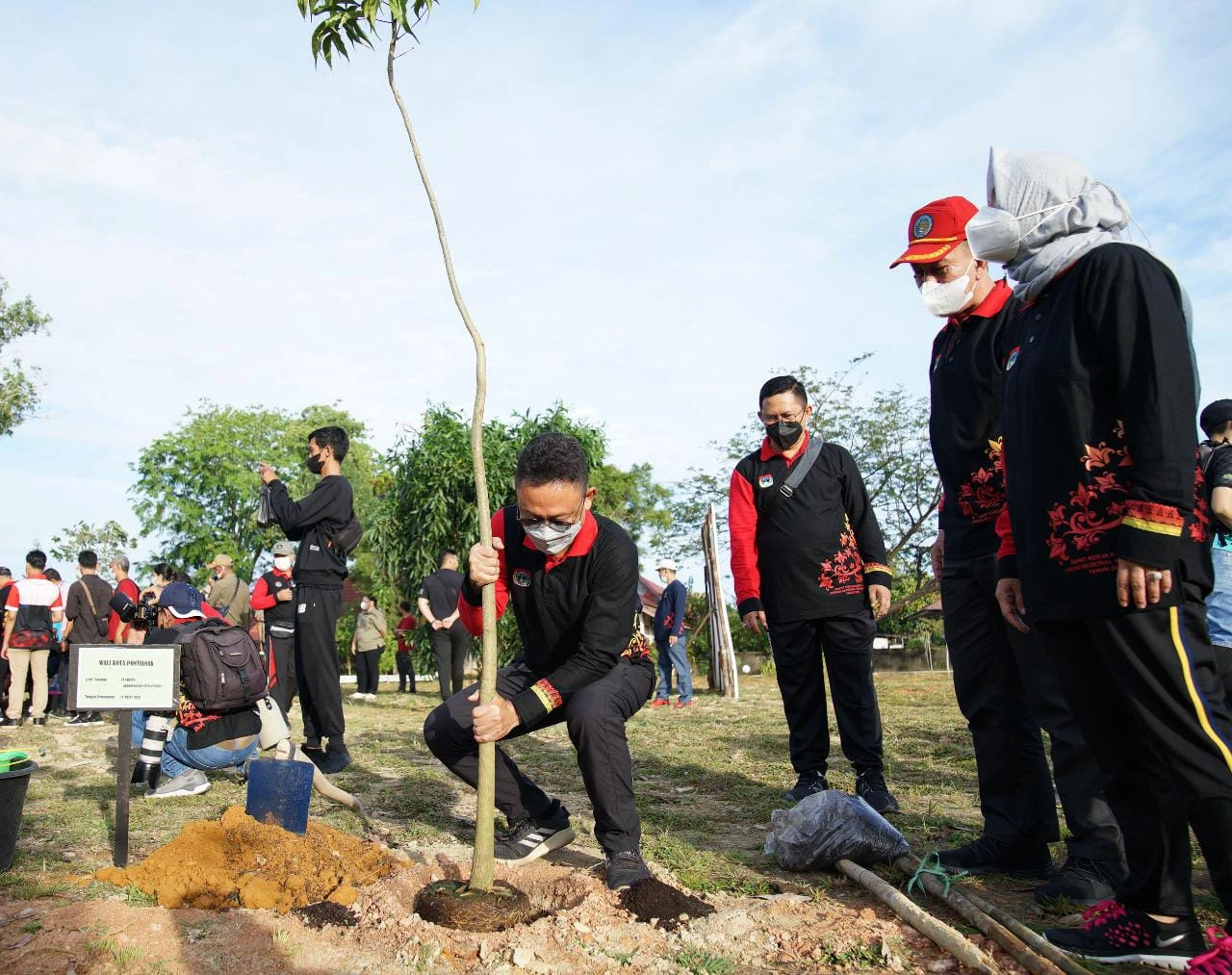 Hadiri Rakerwil V APEKSI se-Kalimantan di Singkawang, Wako Edi Tanam Pohon Tabebuya