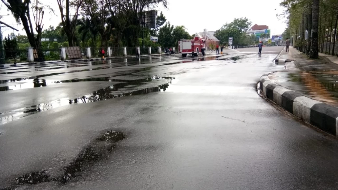 Wali Kota dan Wakil Wali Kota Salat Ied di Depan Kantor Wali Kota Wali Kota dan Wakil Wali Kota Salat Ied di Depan Kantor Wali Kota