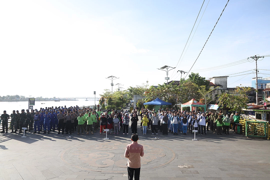Aksi Bersih-bersih di Waterfront Peringati Hari Peduli Sampah Nasional Aksi Bersih-bersih di Waterfront Peringati Hari Peduli Sampah Nasional
