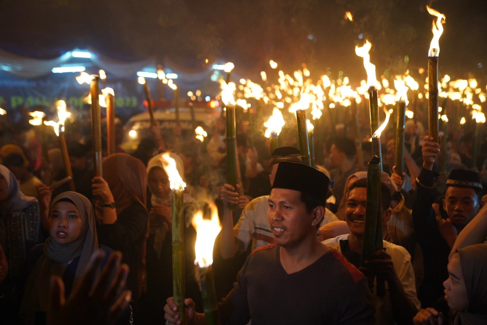 Ribuan Peserta Pawai Obor Terangi Jalan Sambut Ramadan