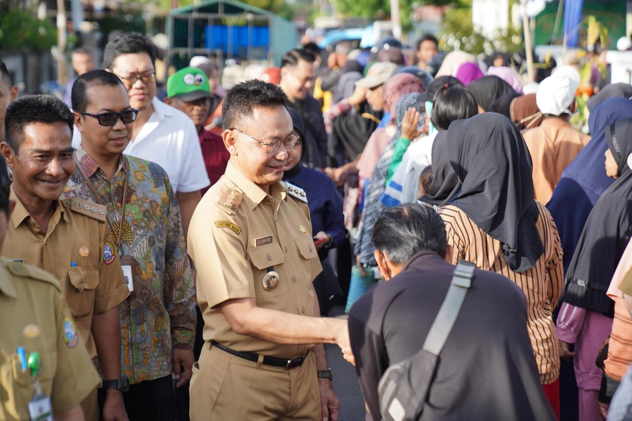 Warga Antre Serbu Pasar Murah di Pontianak Selatan