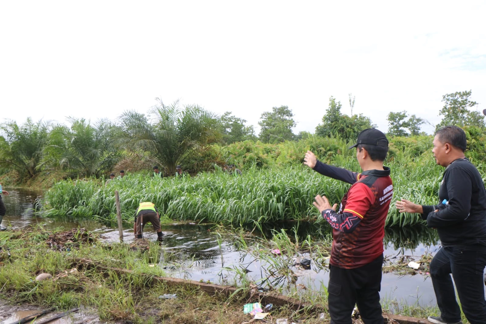 Aksi Nyata Ciptakan Lingkungan Bersih lewat Gotong Royong Massal Aksi Nyata Ciptakan Lingkungan Bersih lewat Gotong Royong Massal