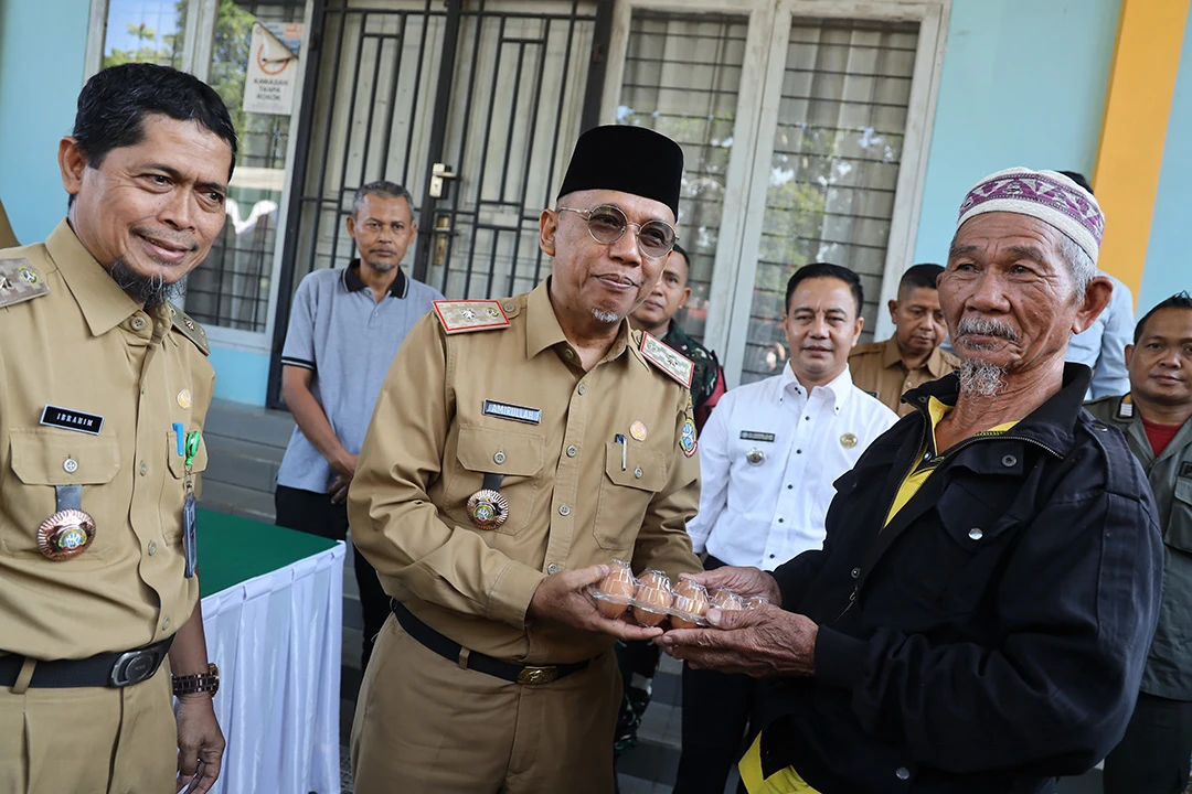 Saripin Senang Dapat Sembako Harga Murah