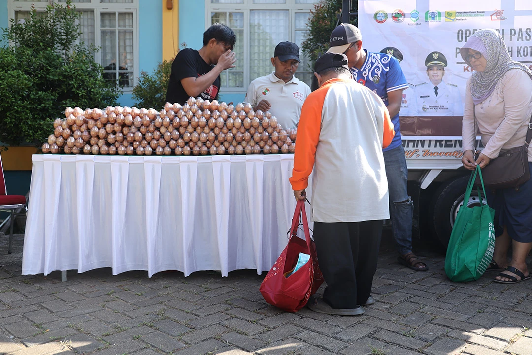 Saripin Senang Dapat Sembako Harga Murah